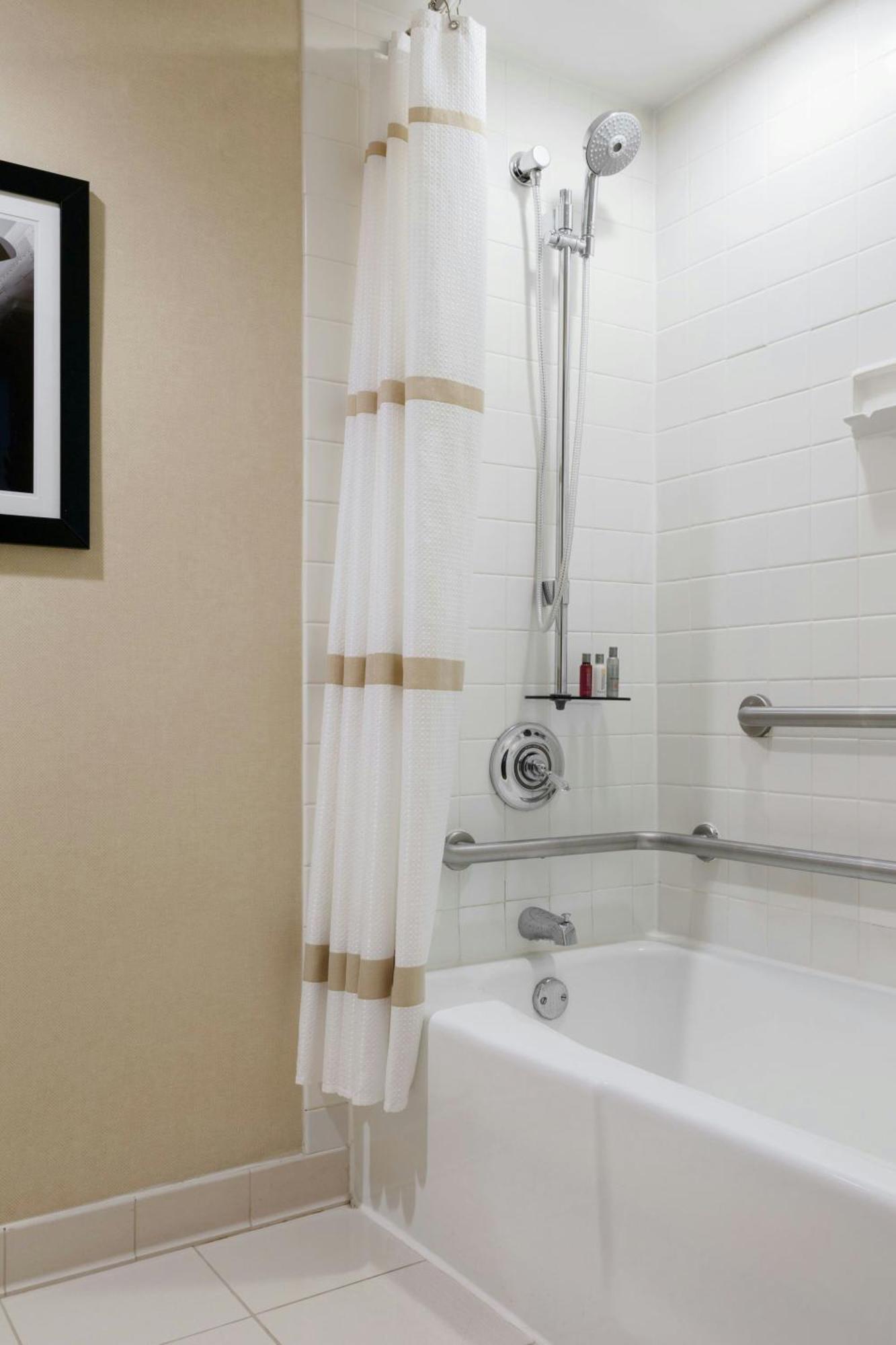 Hotel Long Island Marriott 3*